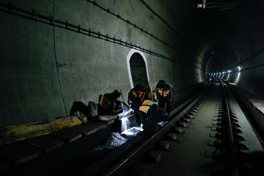 长城区铁路运营隧道病害现状